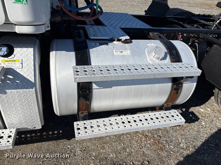 image for item DT2762 2016 Freightliner Cascadia semi truck