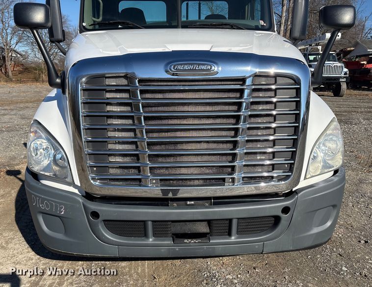image for item DT2762 2016 Freightliner Cascadia semi truck