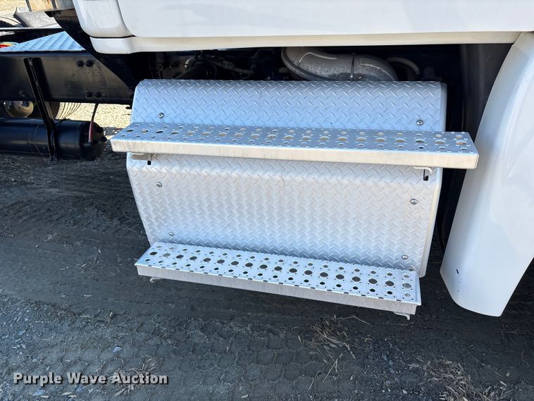 image for item DT2762 2016 Freightliner Cascadia semi truck