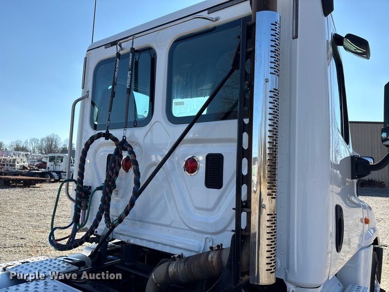 image for item DT2762 2016 Freightliner Cascadia semi truck