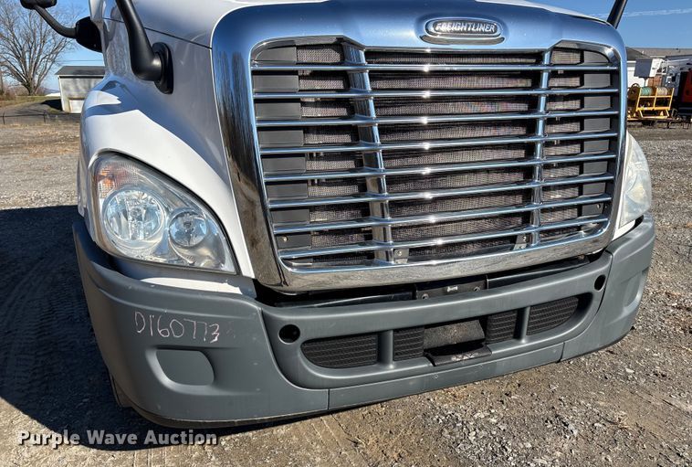 image for item DT2762 2016 Freightliner Cascadia semi truck