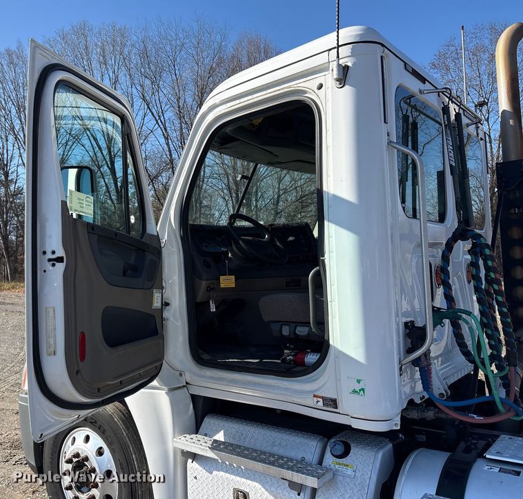 image for item DT2762 2016 Freightliner Cascadia semi truck