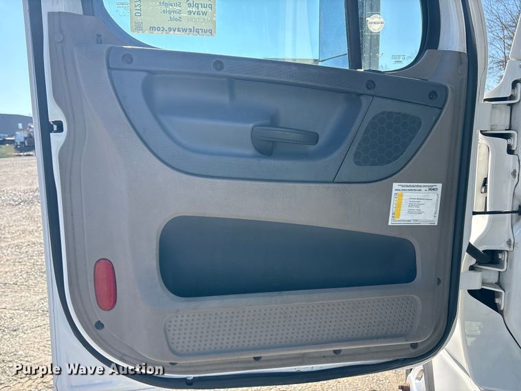 image for item DT2762 2016 Freightliner Cascadia semi truck