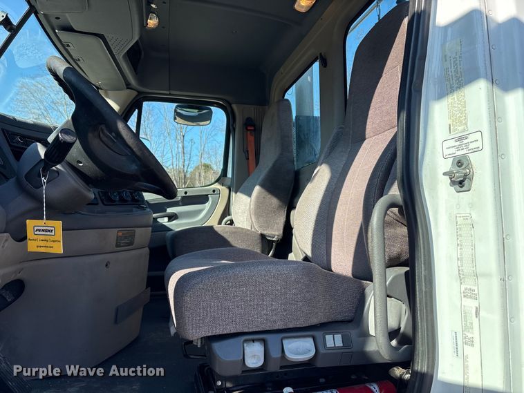 image for item DT2762 2016 Freightliner Cascadia semi truck