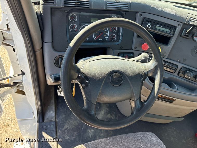 image for item DT2762 2016 Freightliner Cascadia semi truck