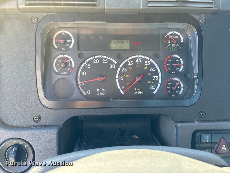 image for item DT2762 2016 Freightliner Cascadia semi truck