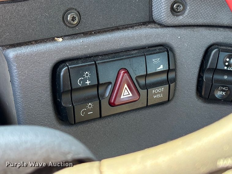 image for item DT2762 2016 Freightliner Cascadia semi truck