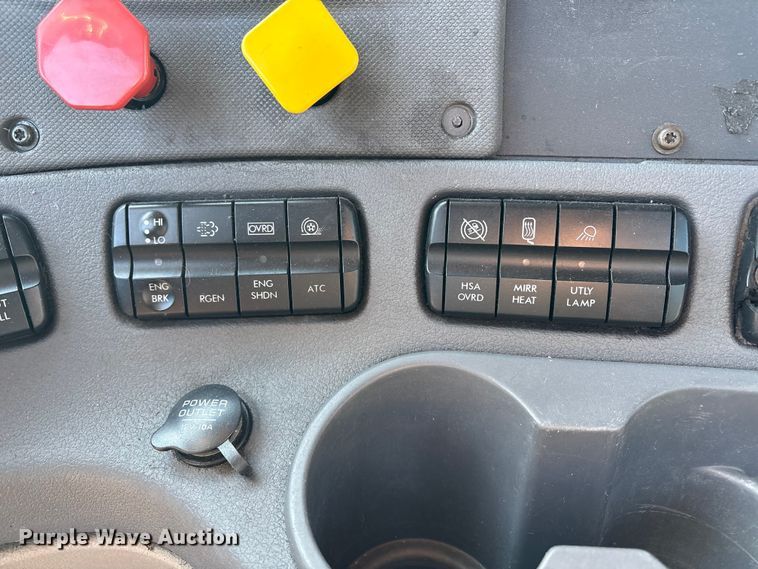 image for item DT2762 2016 Freightliner Cascadia semi truck