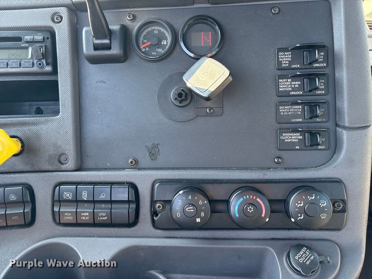 image for item DT2762 2016 Freightliner Cascadia semi truck