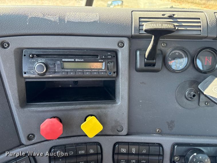 image for item DT2762 2016 Freightliner Cascadia semi truck