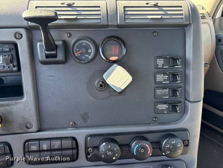 image for item DT2762 2016 Freightliner Cascadia semi truck