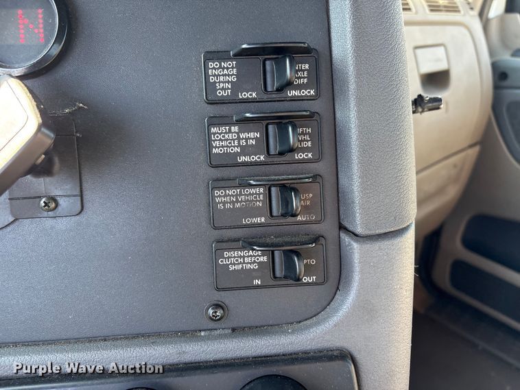 image for item DT2762 2016 Freightliner Cascadia semi truck