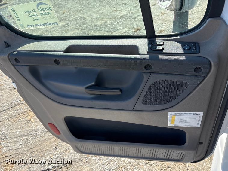 image for item DT2762 2016 Freightliner Cascadia semi truck