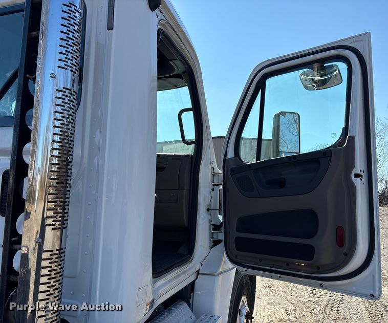 image for item DT2762 2016 Freightliner Cascadia semi truck