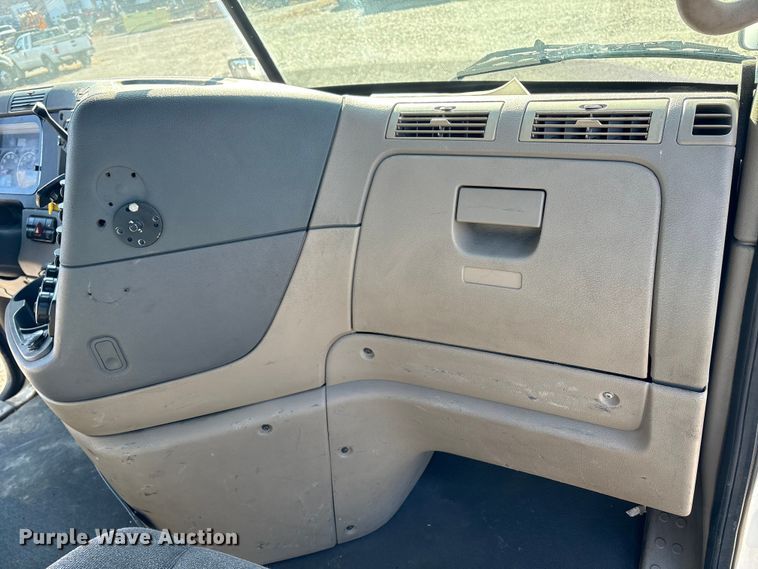 image for item DT2762 2016 Freightliner Cascadia semi truck