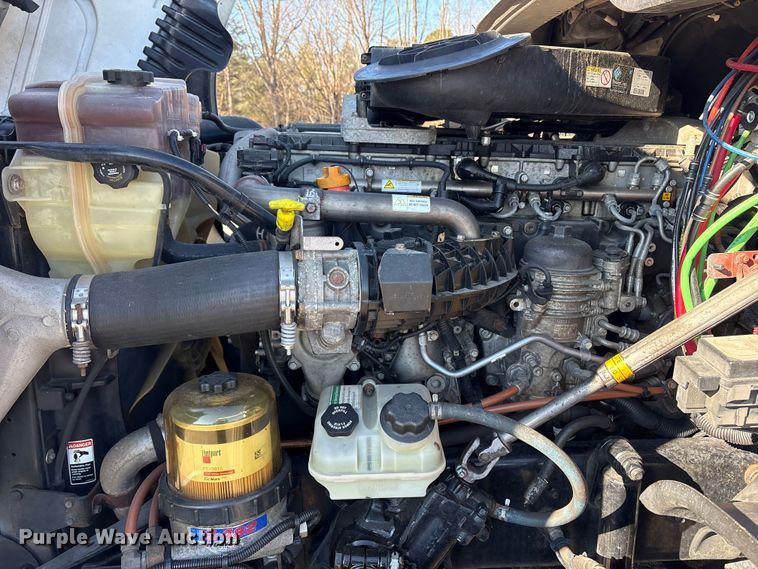 image for item DT2762 2016 Freightliner Cascadia semi truck