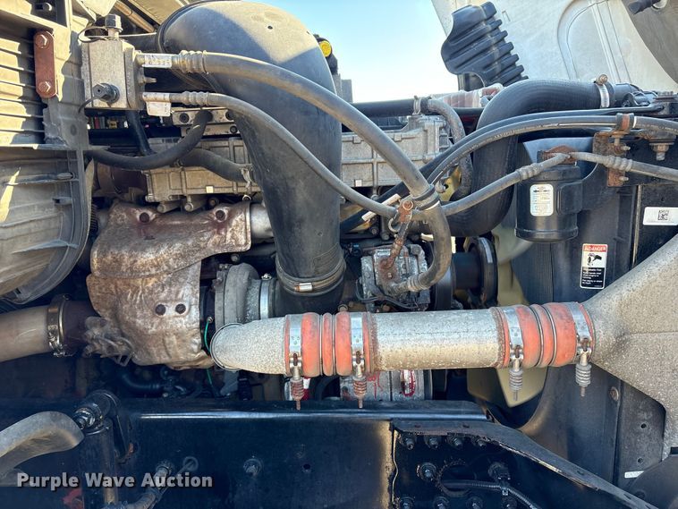 image for item DT2762 2016 Freightliner Cascadia semi truck