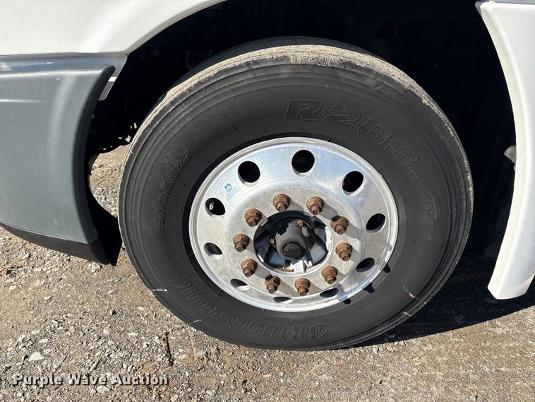 image for item DT2762 2016 Freightliner Cascadia semi truck