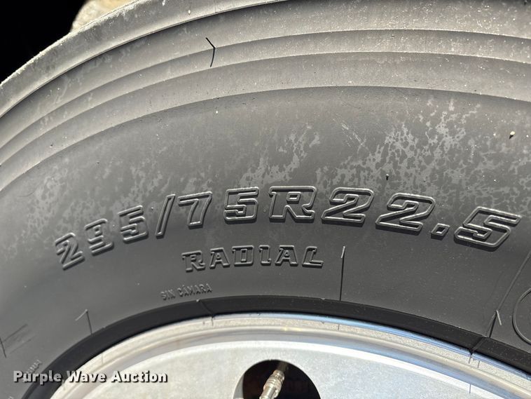 image for item DT2762 2016 Freightliner Cascadia semi truck