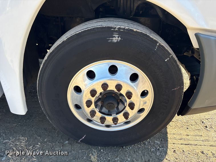 image for item DT2762 2016 Freightliner Cascadia semi truck