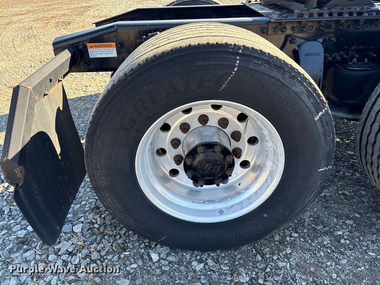 image for item DT2762 2016 Freightliner Cascadia semi truck