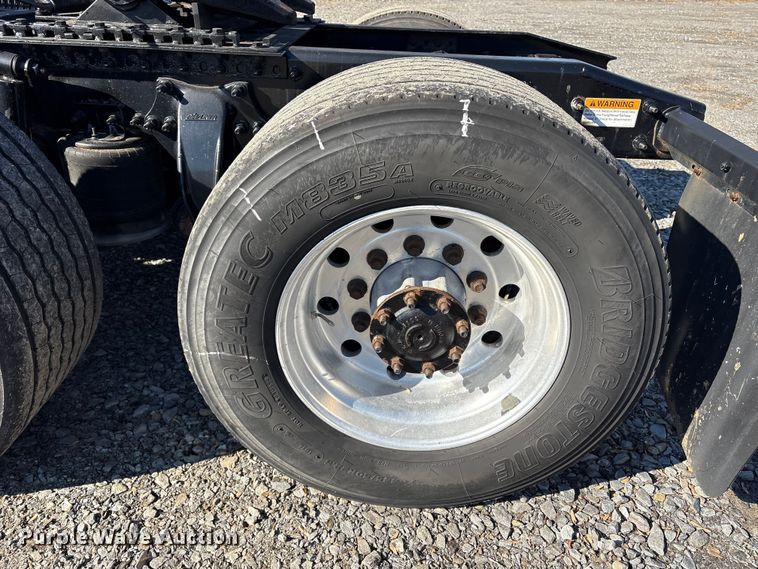 image for item DT2762 2016 Freightliner Cascadia semi truck