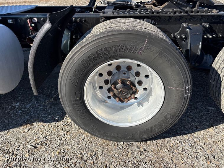 image for item DT2762 2016 Freightliner Cascadia semi truck