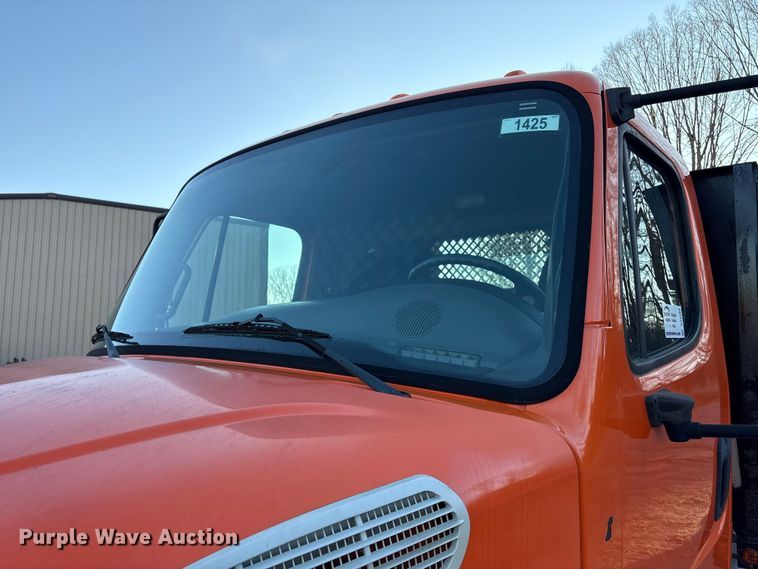 image for item DT2766 2017 Freightliner Business Class M2 flatbed truck