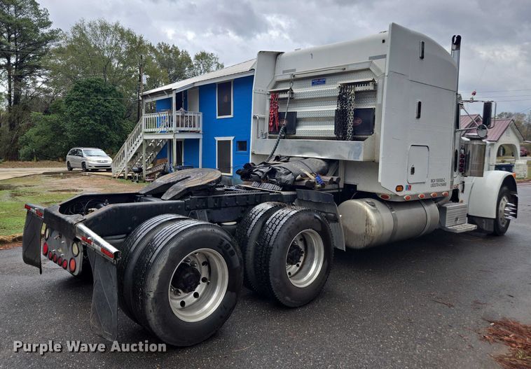 image for item DT4723 1994 Peterbilt 379 semi truck