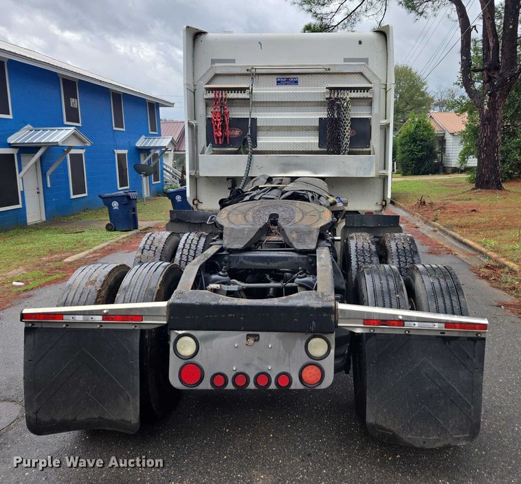 image for item DT4723 1994 Peterbilt 379 semi truck