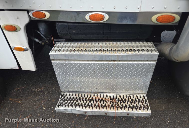 image for item DT4723 1994 Peterbilt 379 semi truck