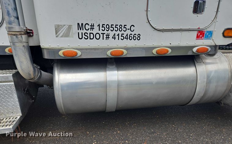 image for item DT4723 1994 Peterbilt 379 semi truck