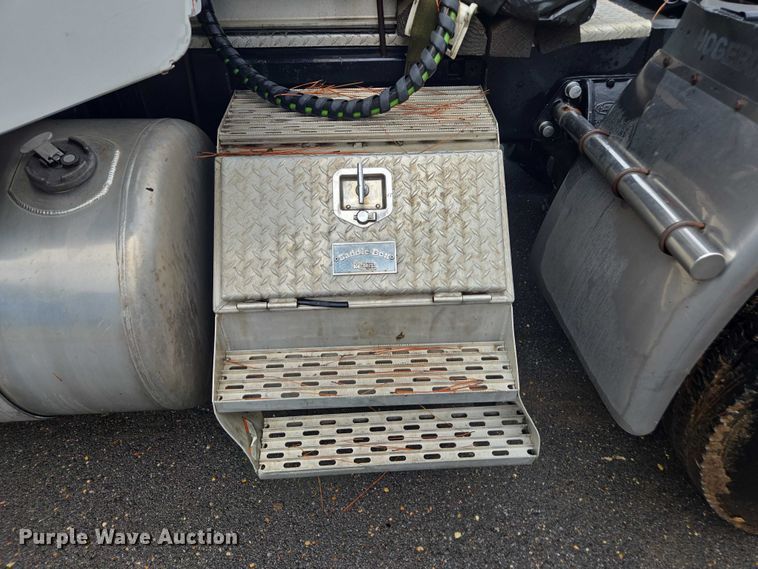 image for item DT4723 1994 Peterbilt 379 semi truck