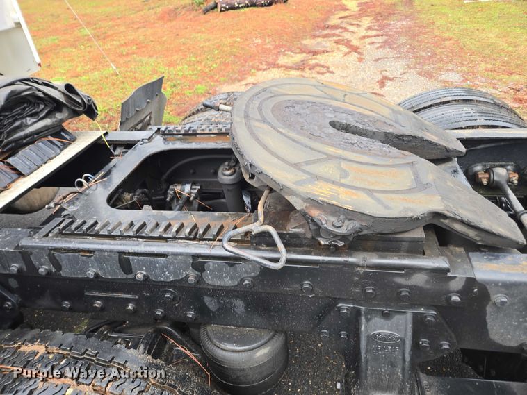 image for item DT4723 1994 Peterbilt 379 semi truck