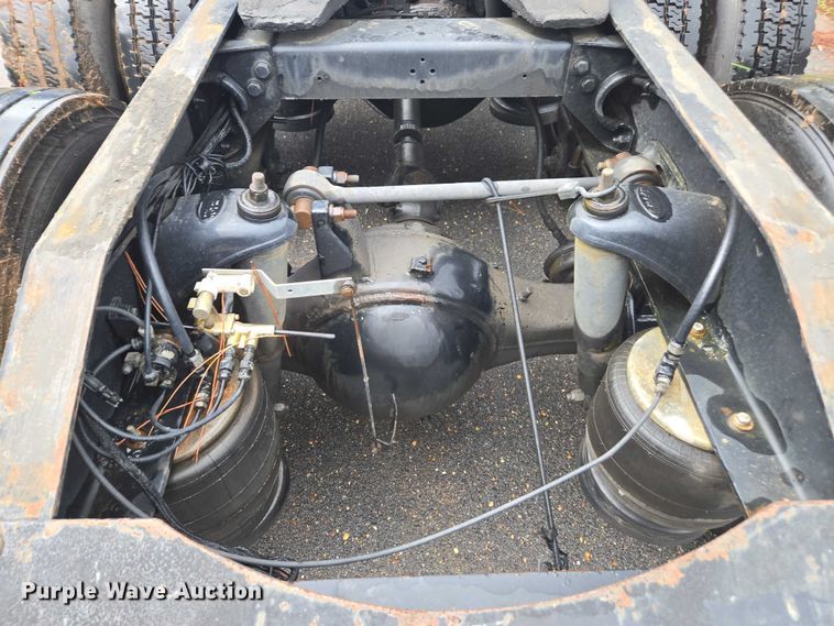 image for item DT4723 1994 Peterbilt 379 semi truck