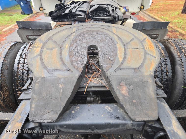 image for item DT4723 1994 Peterbilt 379 semi truck