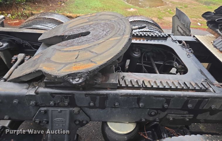 image for item DT4723 1994 Peterbilt 379 semi truck