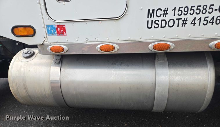 image for item DT4723 1994 Peterbilt 379 semi truck