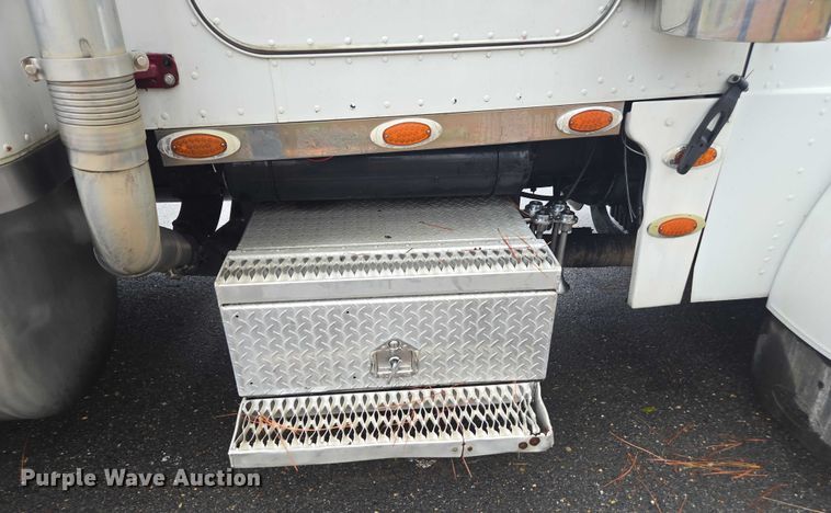 image for item DT4723 1994 Peterbilt 379 semi truck
