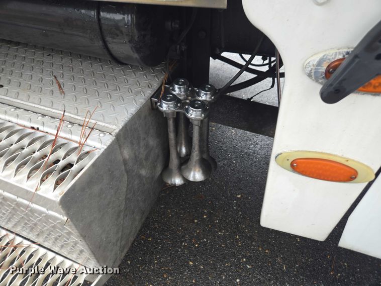 image for item DT4723 1994 Peterbilt 379 semi truck