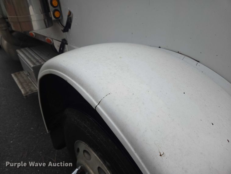 image for item DT4723 1994 Peterbilt 379 semi truck