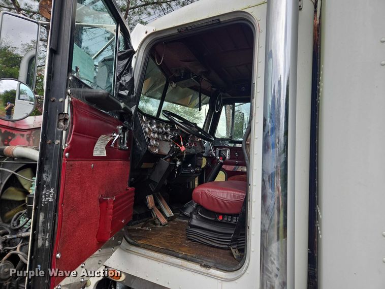 image for item DT4723 1994 Peterbilt 379 semi truck