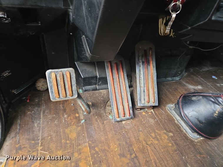 image for item DT4723 1994 Peterbilt 379 semi truck