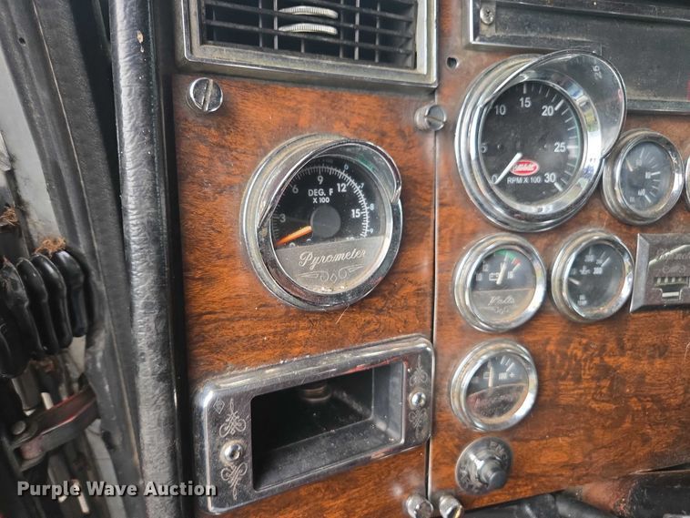 image for item DT4723 1994 Peterbilt 379 semi truck