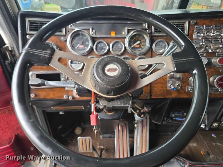 image for item DT4723 1994 Peterbilt 379 semi truck