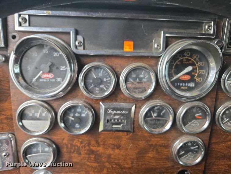 image for item DT4723 1994 Peterbilt 379 semi truck