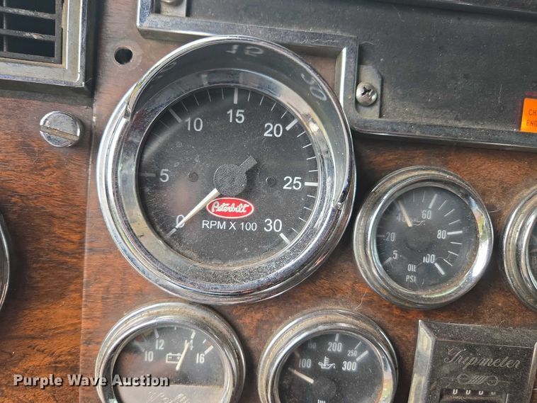 image for item DT4723 1994 Peterbilt 379 semi truck