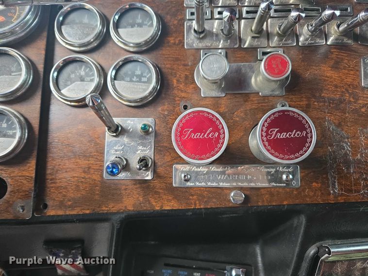 image for item DT4723 1994 Peterbilt 379 semi truck