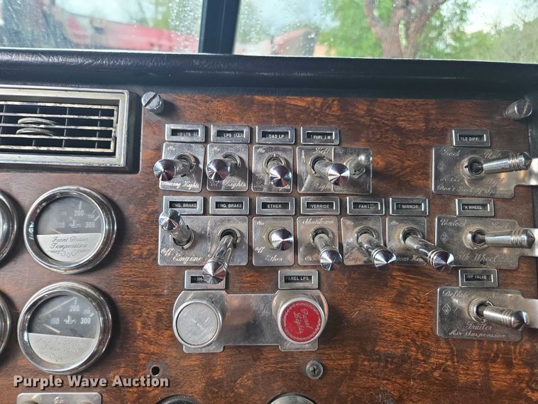 image for item DT4723 1994 Peterbilt 379 semi truck