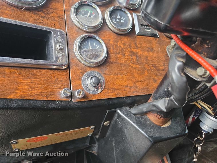 image for item DT4723 1994 Peterbilt 379 semi truck